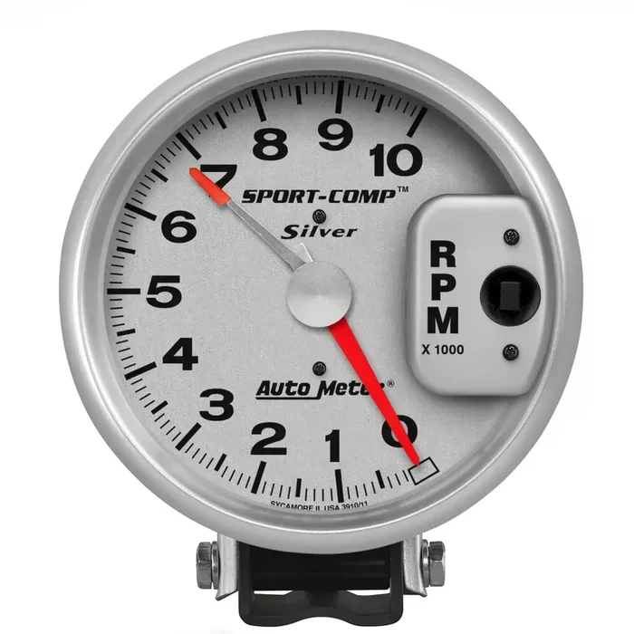 AutoMeter 3910 – Traditional incandescent lighting illuminates the front of dial