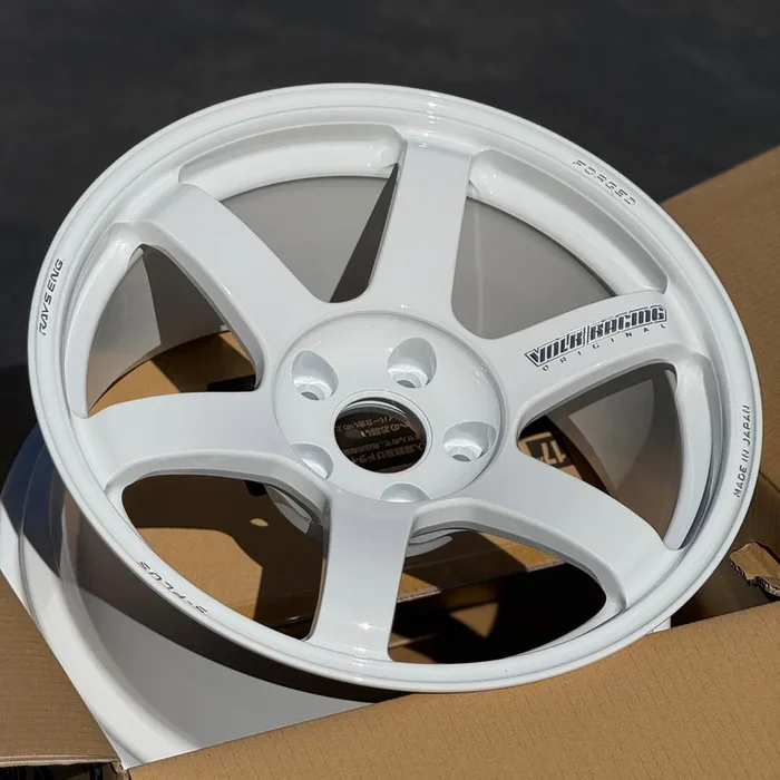 Volk Racing TE37 Saga S-Plus 17×9 +22 5×114.3 Dash White (SET)